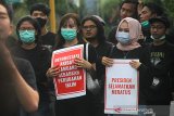 Sejumlah mahasiswa mengikuti aksi mimbar bebas di Kawasan Jalan Lambung Mangkurat, Banjarmasin, Kalimantan Selatan, Rabu (28/10/2020). Dalam orasi tersebut mereka menuntut presiden mengeluarkan Perppu untuk menghentikan UU Omnibus Law Cipta Kerja yang dinilai merugikan masyarakat kecil. Foto Antaranews Kalsel/Bayu Pratama S.