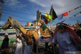 Peserta mengikuti pawai Maulid Nabi di Kampung Nelayan Nambangan-Cumpat, Surabaya, Jawa Timur, Rabu (28/10/2020). Pawai yang diikuti murid dan guru dari sembilan Taman Pendidikan Al Quran (TPA) serta warga kampung nelayan tersebut dalam rangka memperingati hari kelahiran atau maulid Nabi Muhammad SAW. Antara Jatim/Moch Asim/zk.