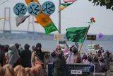 Peserta mengikuti pawai Maulid Nabi di Kampung Nelayan Nambangan-Cumpat, Surabaya, Jawa Timur, Rabu (28/10/2020). Pawai yang diikuti murid dan guru dari sembilan Taman Pendidikan Al Quran (TPA) serta warga kampung nelayan tersebut dalam rangka memperingati hari kelahiran atau maulid Nabi Muhammad SAW. Antara Jatim/Moch Asim/zk.