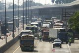 Petugas kepolisan mengatur lalu lintas kendaraan saat pemberlakuan rekayasa lalu lintas di jalan tol Jakarta - Cikampek (Japek) KM 47, Karawang, Jawa Barat, Rabu (28/10/2020). PT Jasa Marga bersama pihak kepolisian memberlakukan sistem 