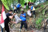Peringati Sumpah Pemuda Dengan Memunggut Sampah Ciliwung