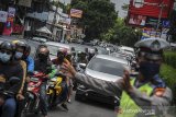 Anggota kepolisian mengatur arus lalu lintas menuju Kawasan Wisata Lembang di Jalan Setiabudi, Bandung, Jawa Barat, Kamis (29/10/2020). Pada cuti bersama serta libur panjang Maulid Nabi Muhammad SAW hari kedua, jalur wisata menuju Lembang dipadati kendaraan wisatawan, serta pengalihan arus diberlakukan oleh pihak Kepolisian untuk mengurai kemacetan. ANTARA JABAR/Raisan Al Farisi/agr