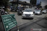 Anggota kepolisian mengalihkan jalur menuju Kawasan Wisata Lembang di Jalan Setiabudi, Bandung, Jawa Barat, Kamis (29/10/2020). Pada cuti bersama serta libur panjang Maulid Nabi Muhammad SAW hari kedua, jalur wisata menuju Lembang dipadati kendaraan wisatawan, serta pengalihan arus diberlakukan oleh pihak Kepolisian untuk mengurai kemacetan. ANTARA JABAR/Raisan Al Farisi/agr