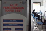 Calon penumpang Kereta Api (KA) menjalani tes diagnostik cepat (rapid test) COVID-19 untuk persyaratan menumpang KA di Stasiun KA Madiun, Jawa Timur, Rabu (28/10/2020). Menurut data di PT KAI Daerah Operasi 7 Madiun, jumlah calon penumpang yang memanfaatkan fasilitas layanan rapid test COVID-19 di Stasiun KA pada masa libur panjang memperingati Maulid Nabi Muhammad dan cuti bersama pada Selasa (27/10) sebanyak 130 orang mengalami peningkatan dibandingkan hari biasa rata-rata 75 orang per hari. Antara Jatim/Siswowidodo/zk