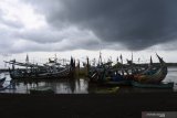 Perahu nelayan ditambatkan di Pantai Grajagan, Purwoharjo, Banyuwangi, Jawa Timur, Kamis (29/10/2020). BMKG memperingatkan gelombang tinggi di perairan selatan Jawa Timur mencapai 2.5 hingga 5 meter, disertai hujan, sehingga nelayan diminta waspada saat melaut. Antara Jatim/Seno/zk.