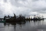 Perahu nelayan ditambatkan di Pantai Grajagan, Purwoharjo, Banyuwangi, Jawa Timur, Kamis (29/10/2020). BMKG memperingatkan gelombang tinggi di perairan selatan Jawa Timur mencapai 2.5 hingga 5 meter, disertai hujan, sehingga nelayan diminta waspada saat melaut. Antara Jatim/Seno/zk.