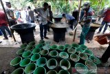 Warga memasak dan membagikan menu tradisional khas Aceh 