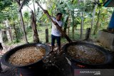 Warga memasak dan membagikan menu tradisional khas Aceh 