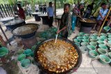 Warga memasak dan membagikan menu tradisional khas Aceh 