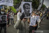 Massa aksi melakukan unjuk rasa bela Nabi di depan Gedung Sate, Bandung, Jawa Barat, Jumat (30/10/2020). Dalam aksinya mereka mengecam pernyataan Presiden Prancis Emmanuel Macron yang diaanggap menghina Agama Islam dan menghina Nabi Muhammad. ANTARA JABAR/Raisan Al Farisi/agr