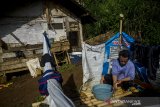 Warga menggunakan sarana mandi cuci kakus  (MCK) yang berkondisi tidak laik di Kampung Pondok Buah batu, Cimenyan, Kabupaten bandung, Jawa Barat, Jumat (30/10/2020). Sejumlah kepala keluarga rumah tangga di kampung tersebut masih menggunakan MCK dengan keadaan sanitasi buruk yang membahayakan kesehatan maupun lingkungan karena aliran pembuangan yang masih sembarangan. ANTARA JABAR/Novrian Arbi/agr