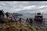 Wisatawan domestik mengantre saat menumpangi kapal cepat untuk menyeberang menuju Pulau Nusa Penida, di Pelabuhan Sanur, Denpasar, Bali, Sabtu (31/10/2020). Jumlah wisatawan yang menggunakan jasa transportasi di pelabuhan itu pada liburan panjang Hari Maulid Nabi Muhammad SAW mengalami peningkatan sekitar 60 persen sejak Rabu (28/10/2020). ANTARA FOTO/Nyoman Hendra Wibowo/nym.