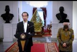 Presiden Joko Widodo (kiri) didampingi Wapres Ma'ruf Amin menyampaikan pernyataan pers di Istana Merdeka, Jakarta, Sabtu (31/10/2020). Presiden Joko Widodo mengecam keras terjadinya kekerasan yang terjadi di Kota Paris dan Nice yang mengakibatkan timbulnya korban jiwa, selain itu Presiden juga mengecam pernyataan Presiden Prancis Emmanuel Macron yang telah melukai perasaan umat Islam di seluruh dunia. ANTARA FOTO/Biro Pers/Rusman/Handout/nym