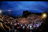 Sejumlah penari tampil saat pembukaan kembali atraksi wisata Tari Kecak Uluwatu di kawasan Uluwatu, Badung, Bali, Sabtu (31/10/2020). Atraksi wisata tersebut kembali dipentaskan empat kali dalam seminggu dengan menerapkan protokol kesehatan secara ketat bagi wisatawan dan seniman setelah sebelumnya ditutup akibat pandemi COVID-19. ANTARA FOTO/Fikri Yusuf/nym.