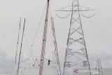 Sejumlah pekerja melakukan proses pembangunan menara Saluran Udara Tegangan Ekstra Tinggi (SUTET) untuk sambungan PLTU Sumuradem, di kecamatan Bangodua, Indramayu, Jawa Barat, Sabtu (31/10/2020). Pemerintah berencana membangun kembali PLTU Sumuradem 2 dengan kapasitas 2 x 1.000 MW yang akan terintegrasi dalam jaringan Jawa-Madura-Bali. ANTARA JABAR/Dedhez Anggara/agr