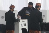 Pemilih menggunakan masker dan kaos tangan menggunakan hak suaranya saat simulasi nasional pemungutan suara Pilkada serentak di Kediri, Jawa Timur, Sabtu (31/10/2020). Simulasi nasional yang dihadiri ketua KPU Arief Budiman dan perwakilan KPU tingkat kota/kabupaten wilayah Indonesia timur tersebut sebagai upaya kesiapan KPU menyelenggarakan Pilkada serentak dengan menerapkan protokol kesehatan guna menanggulangi penyebaran COVID-19. Antara Jatim/Prasetia Fauzani/zk.