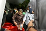 Sejumlah warga dan tokoh adat berebut mengambil air sisa jamasan Gong Kiai Pradah yang dipercayai mempunyai khasiat saat tradisi jamasan di Bale Alun-Alung Lodoyo Blitar, Jawa Timur, Sabtu (31/10/2020). Tradisi jamasan (mencuci) Gong Kiai Pradah atau Kiai Bicak yang oleh Kementerian Pendidikan dan Kebudayaan RI (Kemendikbud) ditetapkan sebagai Warisan Budaya Tak Benda (WBTB)  sejak tahun 2017 tersebut rutin dilaksanakan pada bulan mulud (Rabi'ul Awal) penanggalan jawa. Antara Jatim/Irfan Anshori/zk.