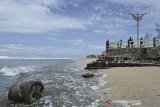 Wisatawan bermain di pesisir pantai Sayang Heulang, Pameungpeuk, Kabupaten Garut, Jawa Barat, Sabtu (31/10/2020). Pantai Sayang Heulang yang mempuyai pesona keindahan alami tersebut menjadi tujuan wisatawan untuk memanfaatkan libur panjang. ANTARA JABAR/Candra Yanuarsyah/agr