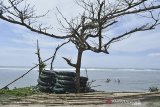 Sejumlah wisatawan bermain di pesisir pantai Sayang Heulang, Pameungpeuk, Kabupaten Garut, Jawa Barat, Sabtu (31/10/2020). Pantai Sayang Heulang yang mempuyai pesona keindahan alami tersebut menjadi tujuan wisatawan untuk memanfaatkan libur panjang. ANTARA JABAR/Candra Yanuarsyah/agr