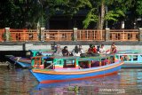 Sejumlah wisatawan manaiki kelotok (perahu bermesin) saat susur sungai Martapura di kawasan Siring Menara Pandang Banjarmasin, Kalimantan Selatan, Minggu (1/11/2020). Pemerintah Kota Banjarmasin mengizinkan beroperasinya kelotok wisata susur sungai Martapura selama pandemi COVID-19 dengan menarapkan protokol kesehatan baik dari motoris kelotok maupun wisatawan saat berwisata susur sungai. Foto Antaranews Kalsel/Bayu Pratama S.