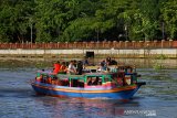 Sejumlah wisatawan manaiki kelotok (perahu bermesin) saat susur sungai Martapura di kawasan Siring Menara Pandang Banjarmasin, Kalimantan Selatan, Minggu (1/11/2020). Pemerintah Kota Banjarmasin mengizinkan beroperasinya kelotok wisata susur sungai Martapura selama pandemi COVID-19 dengan menarapkan protokol kesehatan baik dari motoris kelotok maupun wisatawan saat berwisata susur sungai. Foto Antaranews Kalsel/Bayu Pratama S.