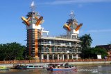 Sejumlah wisatawan manaiki kelotok (perahu bermesin) saat susur sungai Martapura di kawasan Siring Menara Pandang Banjarmasin, Kalimantan Selatan, Minggu (1/11/2020). Pemerintah Kota Banjarmasin mengizinkan beroperasinya kelotok wisata susur sungai Martapura selama pandemi COVID-19 dengan menarapkan protokol kesehatan baik dari motoris kelotok maupun wisatawan saat berwisata susur sungai. Foto Antaranews Kalsel/Bayu Pratama S.