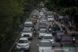 Kepadatan kendaraan dari arah Garut dan Tasikmalaya menuju Gerbang Tol Cileunyi terjadi di Cipacing, Kabupaten Bandung, Jawa Barat, Minggu (1/11/2020). Kepala Bagian Operasi Korps Lalu Lintas Polri Komisaris Besar Rudi Antariksawan mengatakan, puncak arus balik libur panjang cuti bersama menuju Jakarta di berbagai daerah akan terjadi pada Minggu (1/11/2020) malam ini. ANTARA JABAR/Raisan Al Farisi/agr