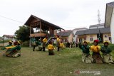 Penari mengikuti latihan tarian tradisional meusaree-saree di Gampong Lamteh Ulee Kareng, Banda Aceh, Aceh, Minggu (1/11/2020). Sejak pandemi COVID-19 Pemerintah telah membatalkan banyak festival seni budaya dan pementasan sebagai bagian dari pembatasan sosial yang telah berdampak terhadap pendapatan ekonomi pekerja seni. Antara Aceh/Irwansyah Putra.