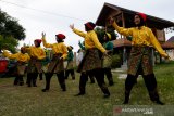 Penari mengikuti latihan tarian tradisional meusaree-saree di Gampong Lamteh Ulee Kareng, Banda Aceh, Aceh, Minggu (1/11/2020). Sejak pandemi COVID-19 Pemerintah telah membatalkan banyak festival seni budaya dan pementasan sebagai bagian dari pembatasan sosial yang telah berdampak terhadap pendapatan ekonomi pekerja seni. Antara Aceh/Irwansyah Putra.