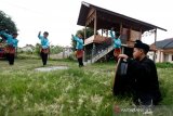 Penari mengikuti latihan tarian tradisional meusaree-saree di Gampong Lamteh Ulee Kareng, Banda Aceh, Aceh, Minggu (1/11/2020). Sejak pandemi COVID-19 Pemerintah telah membatalkan banyak festival seni budaya dan pementasan sebagai bagian dari pembatasan sosial yang telah berdampak terhadap pendapatan ekonomi pekerja seni. Antara Aceh/Irwansyah Putra.