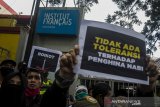 Massa yang tergabung dalam Aliansi Umat Islam se-Bandung Raya berunjuk rasa di depan gedung Institut Francais d Indonesie (IFI) Bandung, Jawa Barat, Senin (2/11/2020). Dalam aksinya mereka mengecam dan memprotes pernyataan Presiden Prancis Emmanuel Macron yang dianggap menghina Islam dan Nabi Muhammad SAW. ANTARA JABAR/Novrian Arbi/agr
