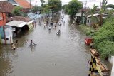 Kendaraan menerobos banjir di kawasan jalan raya Gempol, Pasuruan, Jawa Timur, Senin (2/11/2020). Hujan lebat yang turun beberapa hari terakhir dan jebolnya tanggul di kawasan tersebut mengakibatkan banjir dengan ketinggian 80 cm sampai satu meter. Antara Jatim/Umarul Faruq/zk