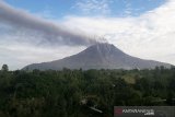 Gunung Sinabung kembali erupsi, luncurkan awan panas guguran sejauh 1,7 km