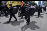 Personel Satuan Brimob Polri bersiap mengamankan rencana aksi unjuk rasa di depan kantor Kedubes Prancis, Jakarta, Senin (2/11/2020). Sejumlah pihak berencana melakukan aksi unjuk rasa di lokasi tersebut untuk menentang sikap Presiden Prancis Emmanuel Macron terkait gambar Nabi Muhammad SAW. ANTARA FOTO/Muhammad Adimaja/nym.