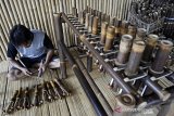 Perajin menyelesaikan pembuatan alat musik Celentung di Sanggar Celentung Selaawi, Kabupaten Garut, Jawa Barat, Senin (2/11/2020). Alat musik berbahan bambu khas daerah Selaawi tersebut dijual dari harga Rp2 juta per set kolosal hingga Rp3 juta per set renteng serta mampu terjual hingga mancanegara seperti Jerman, Filipina, dan Thailand. ANTARA JABAR/Candra Yanuarsyah/agr