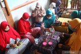 Sejumlah perempuan mengikuti pelatihan membuat kerajinan kalung etnik di Galery Oerip Indonesia, Ngawi, Jawa Timur, Senin (2/11/2020). Pelatihan berbasis ekonomi kreatif yang diadakan selama empat hari tersebut merupakan upaya pemberdayaan perempuan terutama ibu rumah tangga agar mempunyai ketrampilan sehingga mampu meningkatkan penghasilan. Antara Jatim/Ari Bowo Sucipto/zk