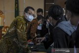 Terdakwa kasus dugaan korupsi kegiatan penjualan dan pemasaran pada PT Dirgantara Indonesia (PTDI) Tahun 2007-2017 Budi Santoso (kedua kiri) dan Irzal Rinaldi (kiri) berbincang dengan kuasa hukumnya saat menjalani sidang perdana di Pengadilan Tipikor, Bandung, Jawa Barat, Senin (2/11/2020). Dalam sidang perdana tersebut, Jaksa Penuntut Umum dari KPK mendakwa mantan Dirut PT DI Budi Santoso dan mantan Kepala Divisi Penjualan PT DI Irzal Rinaldi telah merugikan negara sekitar Rp 202 miliar dan 8,6 juta US Dolar atas dugaan kasus korupsi kegiatan penjualan dan pemasaran pada PT DI. ANTARA JABAR/Raisan Al Farisi/agr