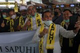 Sejumlah calon jamaah umrah berswafoto sebelum menaiki pesawat di Terminal 3 Bandara Soekarno Hatta, Tangerang, Banten, Minggu (1/11/2020). Setelah tujuh bulan menangguhkan umrah, Kerajaan Arab Saudi resmi membuka umrah tahap pertama untuk Indonesia dengan kuota 278 jamaah. ANTARA FOTO/Muhammad Iqbal/foc.