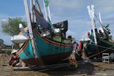 Nelayan mengecat perahu di Pantai Desa Tanjung, Pamekasan, Jawa Timur, Selasa (3/11/2020). Sekitar 50 nelayan di daerah itu mulai mempercantik perahunya untuk persiapan petik laut yang akan dilaksanakan tanggal 6 - 9 November ini. Antara Jatim/Saiful Bahri/zk