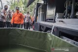 Gubernur Jawa Barat Ridwan Kamil (kedua kiri) didampingi Kapolda Jawa Barat Irjen Pol Rudy Sufahriadi (kanan) meninjau perlengkapan penyulingan air bersih saat apel Kesiapsiagaan Antisipasi Bencana Alam di Gedung Sate, Bandung, Jawa Barat, Rabu (4/11/2020). Apel gabungan yang diikuti TNI, Polri, BPBD, PMI, SAR, Relawan tersebut untuk meningkatkan kesiapsiagaan menghadapi ancaman bencana memasuki perubahan iklim di wilayah Jawa Barat. ANTARA JABAR/M Agung Rajasa/agr