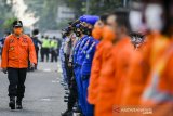 Gubernur Jawa Barat Ridwan Kamil meninjau pasukan saat apel Kesiapsiagaan Antisipasi Bencana Alam di Gedung Sate, Bandung, Jawa Barat, Rabu (4/11/2020). Apel gabungan yang diikuti TNI, Polri, BPBD, PMI, SAR, Relawan tersebut untuk meningkatkan kesiapsiagaan menghadapi ancaman bencana memasuki perubahan iklim di wilayah Jawa Barat. ANTARA JABAR/M Agung Rajasa/agr