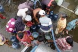 Warga mengisi air bersih yang disalurkan dari truk tangki di desa Kedungringin, Beji, Pasuruan, Jawa Timur, Rabu (4/11/2020). Bantuan air bersih dari Pemerintah Daerah setempat itu untuk warga yang kesulitan mendapatkan air bersih akibat banjir yang merendam kawasan tersebut selama lima hari. Antara Jatim/Umarul Faruq/zk