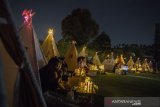 Pengunjung berada di dalam tenda saat menyaksikan film di bioskop outdoor Tenda di Bawah Bintang, Parongpong, Kabupaten Bandung Barat, Jawa Barat, Rabu (4/11/2020). Bioskop outdoor Tenda di Bawah Bintang dihadirkan untuk memenuhi keinginan masyarakat yang ingin menyaksikan pertunjukan film layar lebar dengan tetap menerapkan protokol kesehatan dan social distancing. ANTARA JABAR/M Agung Rajasa/agr