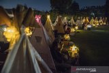 Pengunjung berada di dalam tenda saat menyaksikan film di bioskop outdoor Tenda di Bawah Bintang, Parongpong, Kabupaten Bandung Barat, Jawa Barat, Rabu (4/11/2020). Bioskop outdoor Tenda di Bawah Bintang dihadirkan untuk memenuhi keinginan masyarakat yang ingin menyaksikan pertunjukan film layar lebar dengan tetap menerapkan protokol kesehatan dan social distancing. ANTARA JABAR/M Agung Rajasa/agr