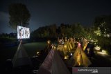 Pengunjung berada di dalam tenda saat menyaksikan film di bioskop outdoor Tenda di Bawah Bintang, Parongpong, Kabupaten Bandung Barat, Jawa Barat, Rabu (4/11/2020). Bioskop outdoor Tenda di Bawah Bintang dihadirkan untuk memenuhi keinginan masyarakat yang ingin menyaksikan pertunjukan film layar lebar dengan tetap menerapkan protokol kesehatan dan social distancing. ANTARA JABAR/M Agung Rajasa/agr