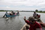 Warga menggunakan perahu di desa Kedungringin, Beji, Pasuruan, Jawa Timur, Rabu (4/11/2020). Warga setempat menggunakan perahu untuk beraktivitas di luar rumah akibat banjir yang merendam ratusan rumah selama lima hari dengan ketinggian mencapai satu meter. Antara Jatim/Umarul Faruq/zk