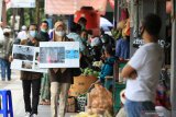 Sejumlah anggota CIPHOC (Communication Photography Club) memamerkan karya fotografi di Pasar Genteng Surabaya, Jawa Timur, Rabu (4/11/2020). Pameran berkeliling di sejumlah tempat di Surabaya itu mengusung tema '3 M (Mencuci tangan, Memakai masker, dan Menjaga jarak). Antara Jatim/Didik/Zk