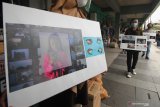 Sejumlah anggota CIPHOC (Communication Photography Club) memamerkan karya fotografi di Pasar Genteng Surabaya, Jawa Timur, Rabu (4/11/2020). Pameran berkeliling di sejumlah tempat di Surabaya itu mengusung tema '3 M (Mencuci tangan, Memakai masker, dan Menjaga jarak). Antara Jatim/Didik/Zk