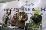 Direktur Utama Bank bjb Yuddy Renaldi (kedua kanan) berbincang dengan Direktur Information Technology, Treasury dan International Banking Rio Lanasier (kedua kiri), Direktur Komersial dan UMKM Nancy Adistyasari (kiri) dan Direktur Keuangan dan Manajemen Risiko Nia Kania (kanan) sebelum Public Expose tahun 2020 secara virtual di Bandung, Jawa Barat, Rabu (4/11/2020). Bank bjb memaparkan kinerja pada triwulan III 2020 berhasil memperoleh laba bersih sebesar Rp1,2triliun selama paruh ketiga tahun 2020 atau tumbuh sebesar 5,9 persen year on year dan pertumbuhan laba tersebut dihasilkan dari total nilai aset bank bjb yang juga tumbuh sebesar 19,4 persen year on year menjadi Rp147,6 triliun. ANTARA JABAR/M Agung Rajasa/agr