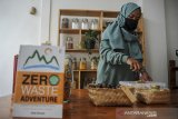 Pekerja menata bahan makanan di Toko Nol Sampah, Bandung, Jawa Barat, Rabu (4/11/2020). Toko yang menerapkan konsep nol sampah (bulk store) tersebut menyediakan sejumlah keperluan dapur bagi pelaku gaya hidup 